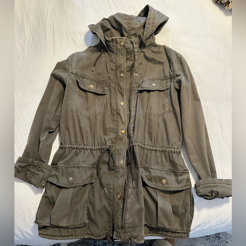 Aritzia Tulula green jacket with pockets. 100% cotton. Size M